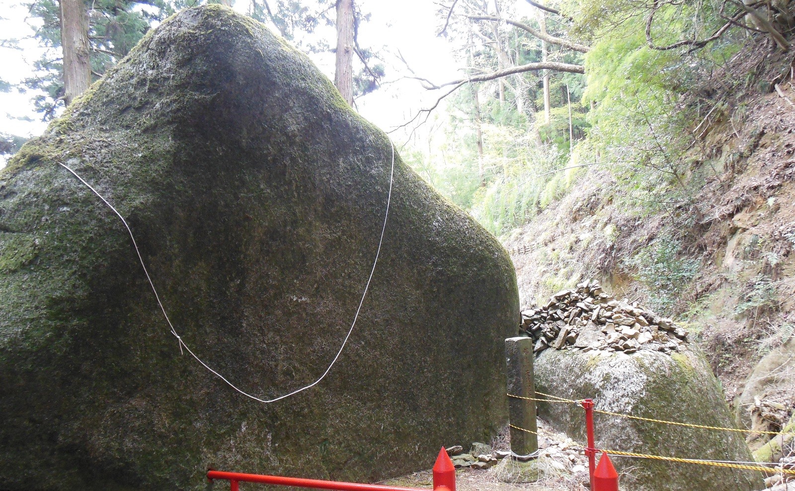 名草巨石群