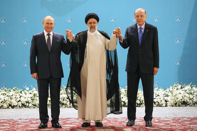 ロシアのプーチン大統領、イランのライシ大統領、トルコのエルドアン大統領