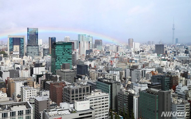 即位礼正殿の儀の直前 雨上がり虹かかる